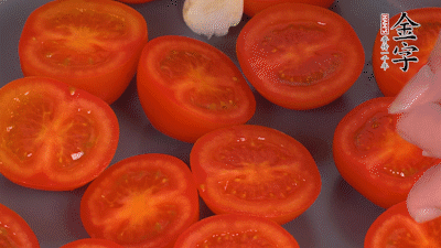 洗凈晾干的小番茄，對半切開，加切塊的大蒜、迷迭香、黑胡椒、橄欖油190度烤40分鐘、200度烤20分鐘。