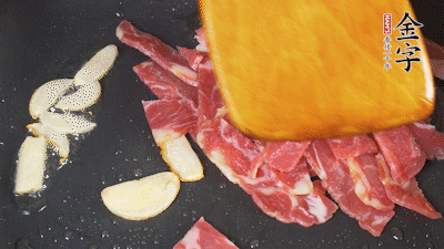 意面按照包裝時間煮熟過涼水，金字淡火腿切成小片。