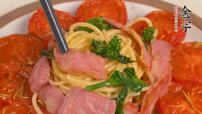 加菜花翻炒1分鐘后加意面，翻炒1分鐘后用少許鹽、黑胡椒調(diào)味即可。