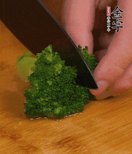 西蘭花用淡鹽水浸泡十幾分鐘后過開水焯燙熟后撈出。