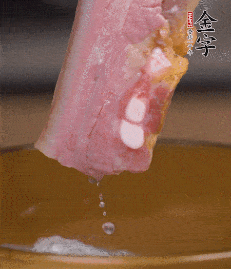 煮過的西蘭花切碎。煮熟的淡咸肉切丁。