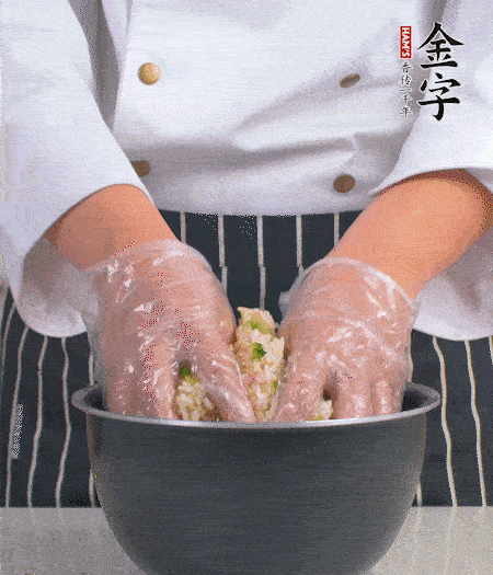 米飯中放西蘭花碎、咸肉丁，加少許黑胡椒、十來滴橄欖油拌勻。