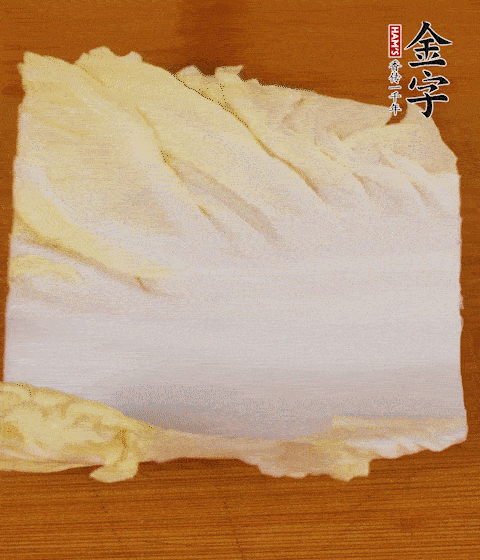 一片白菜一片淡火腿交替疊起，疊個兩三層放進(jìn)鍋內(nèi)，直到塞滿鍋。