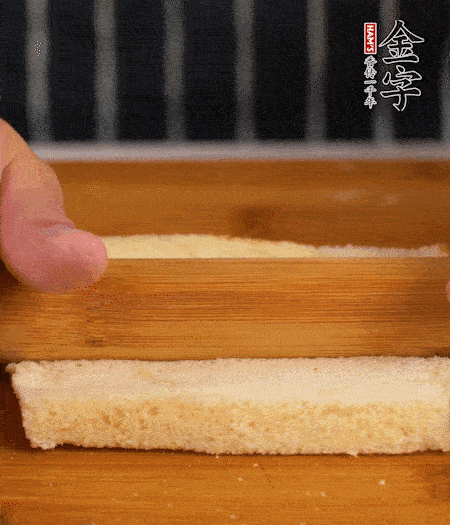 吐司切去四邊，搟薄；烤腸竹簽穿過。