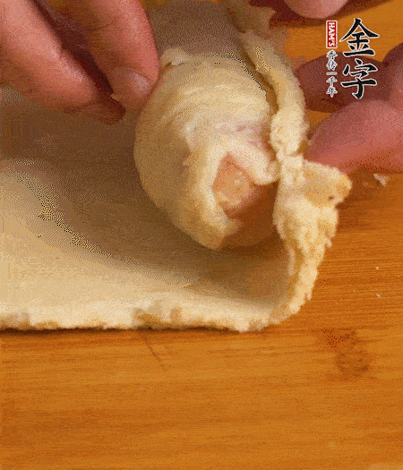 吐司卷起香腸，吐司尾端涂抹少許全蛋液，卷好的吐司表面蘸上蛋液，在裹上一層面包糠，送入預(yù)熱好的烤箱中。