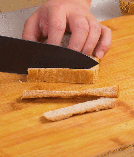 取1片黑麥吐司片，去掉邊邊，涂上一層蛋黃醬。