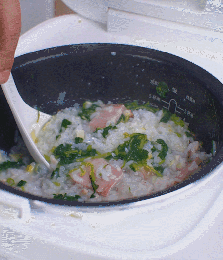 煮好時加白胡椒適當(dāng)調(diào)味。