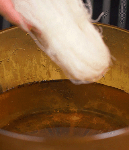 粉絲熱水泡軟。蒜、姜切碎末，小蔥切蔥花、小米椒切圈。金字火腿切薄片。