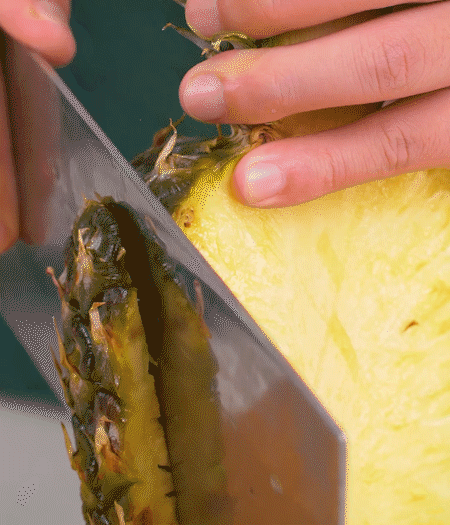 鳳梨去皮把果肉切塊，醬肉切小塊。