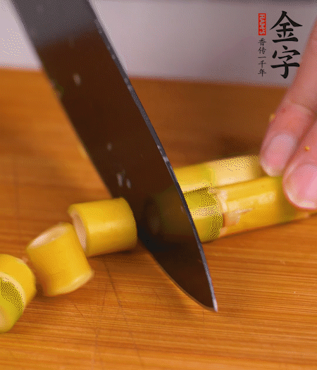 小野筍剝?nèi)ネ馄?，切成小段?>
					</div>
					<span>步驟 2/7</span>
					<p>小野筍剝?nèi)ネ馄ぃ谐尚《巍?/p>
				</li><li>
					<div   id=