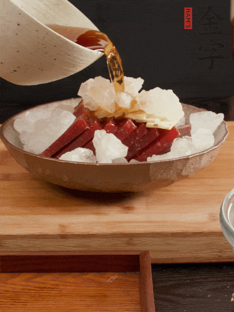 加姜片、冰糖、黃酒、水，蒸60分鐘，將火腿的咸逼出來。