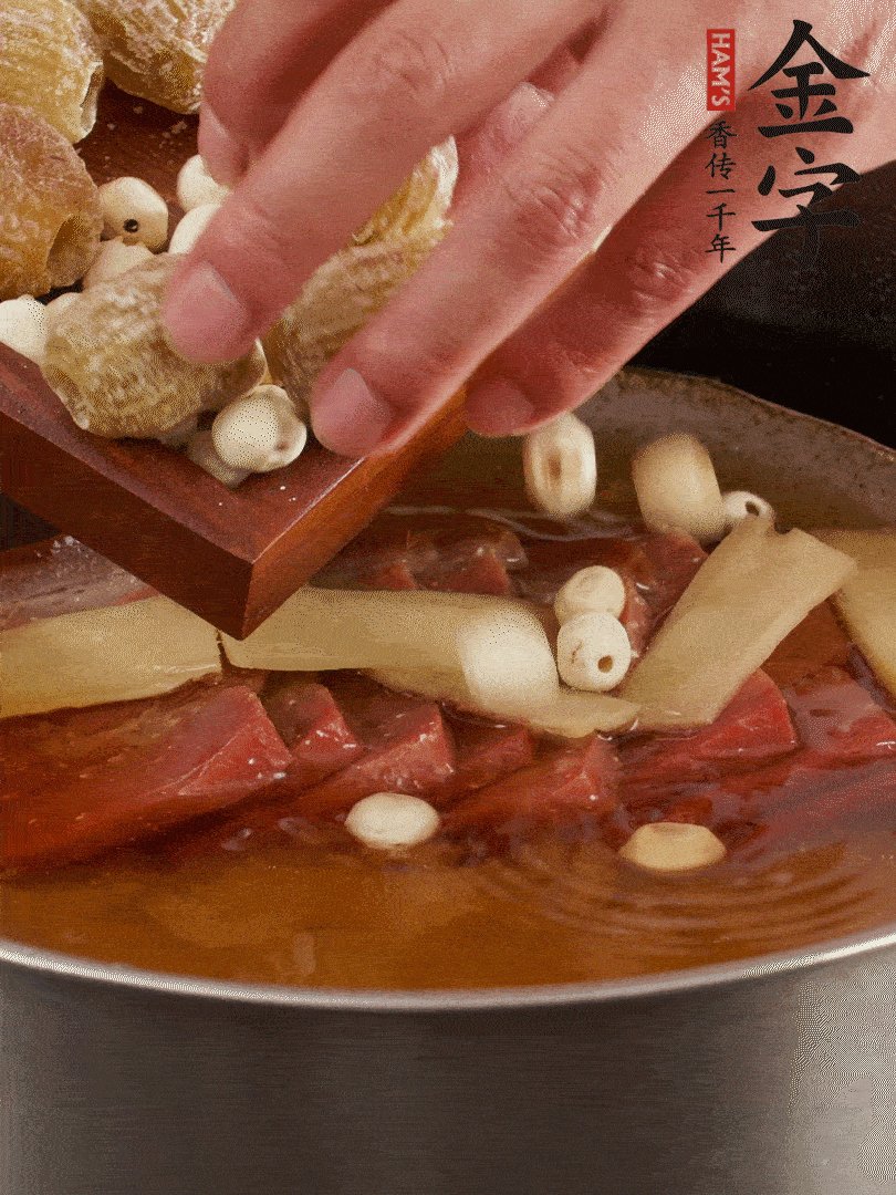 待冰糖融化后，放入蜜棗、蓮子同蒸25分鐘左右。