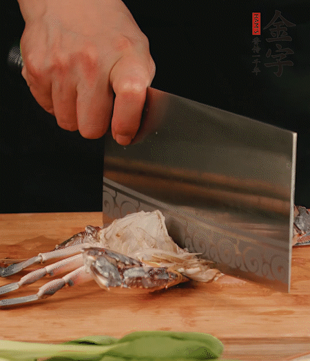 蟹殼拆開，去掉蟹肺、蟹心、蟹腮，切成4小塊。