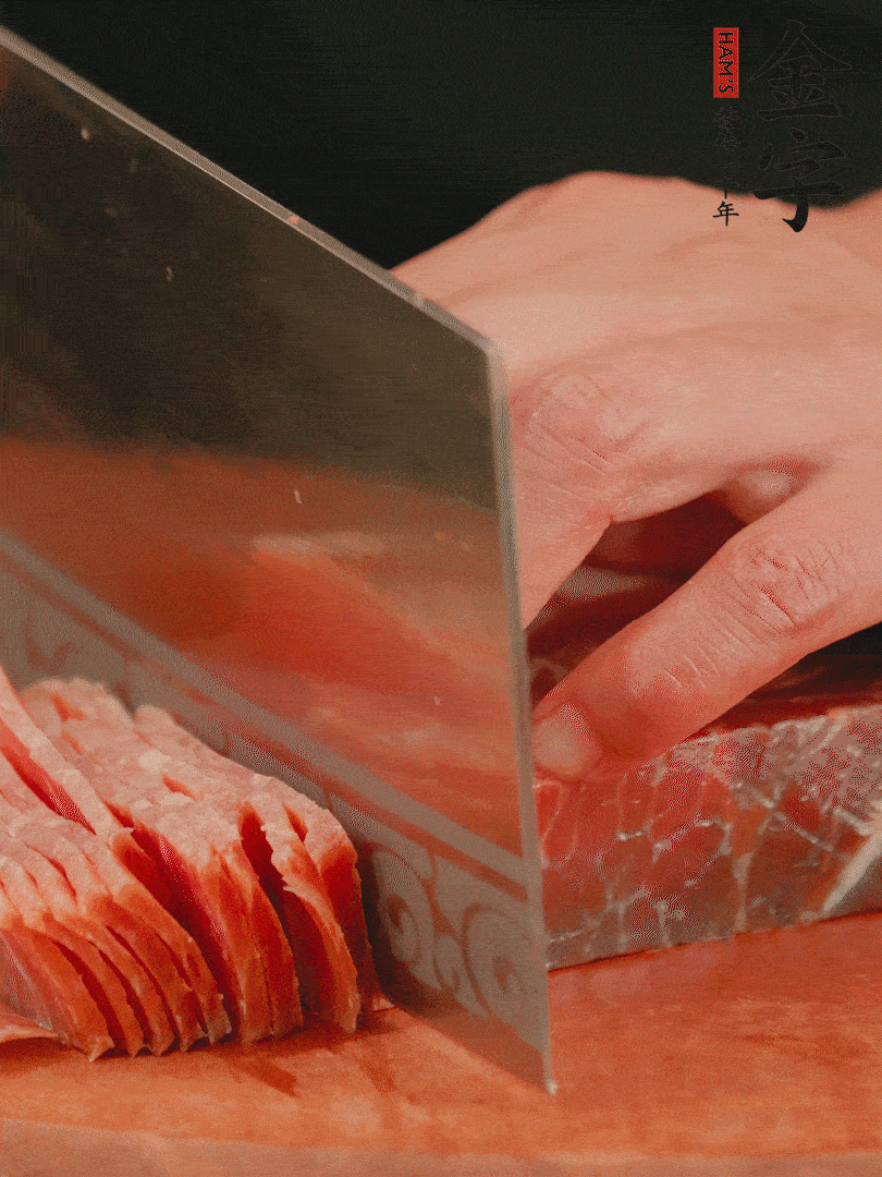 新鮮雞腿用刀在表面劃幾刀。金字火腿切薄片備用。