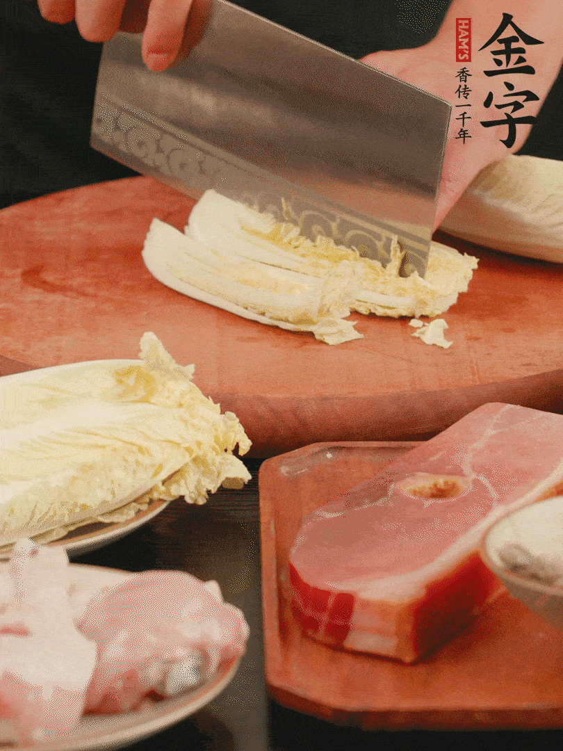 白菜去掉頭尾，對半豎切，再均勻切4刀。