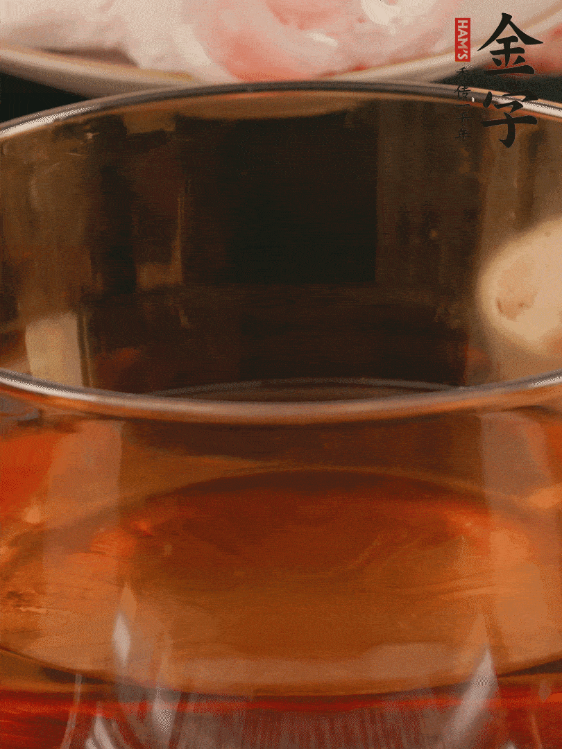 雞腿冷水入鍋，加姜片料酒焯水，撈出溫水洗凈。