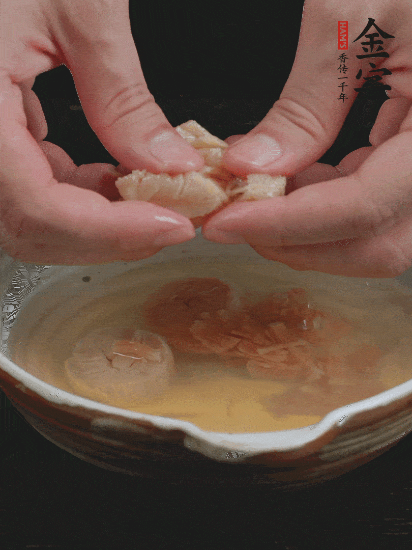 元貝溫水泡發(fā)，拆成細絲。