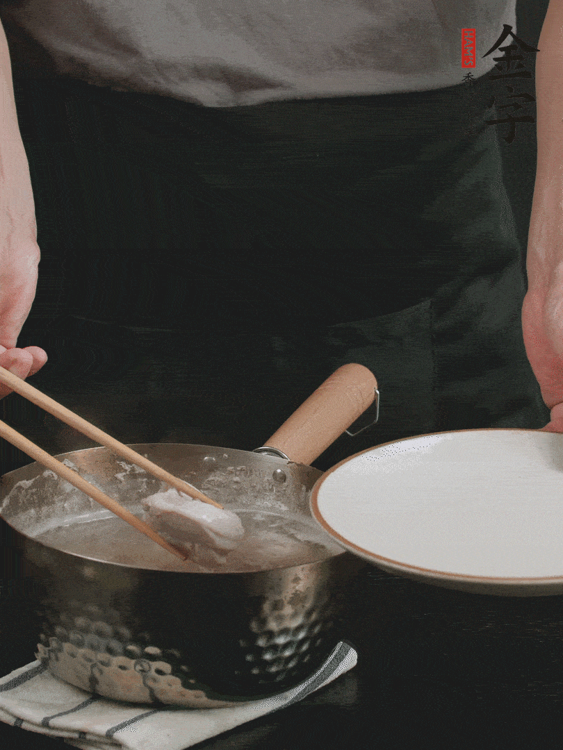 雞塊冷水下鍋，加姜片、料酒焯水，撈出洗凈備用。