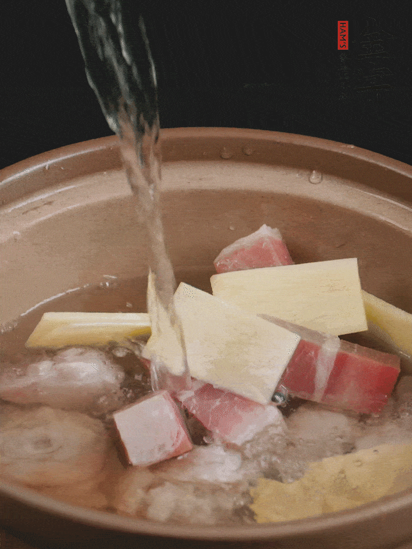 雞塊、火腿、姜片加適量料酒、清水燉80分鐘。