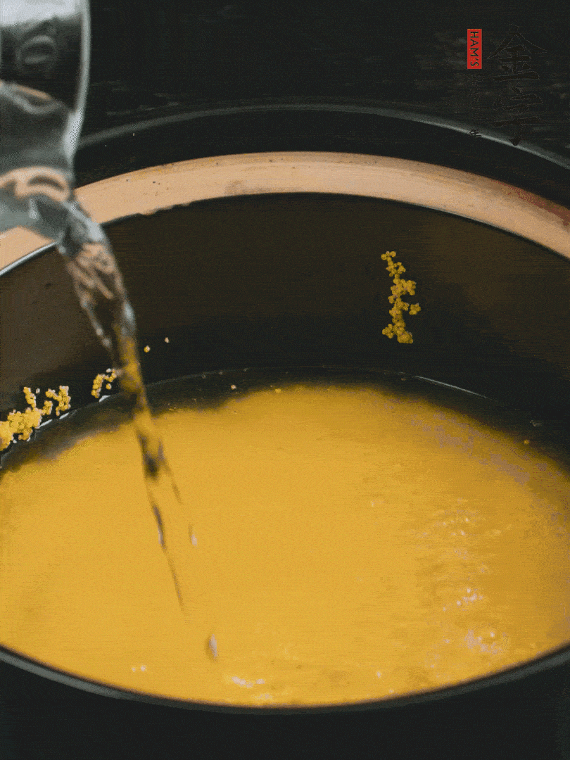 小米洗凈后，加水小火煲1個小時。