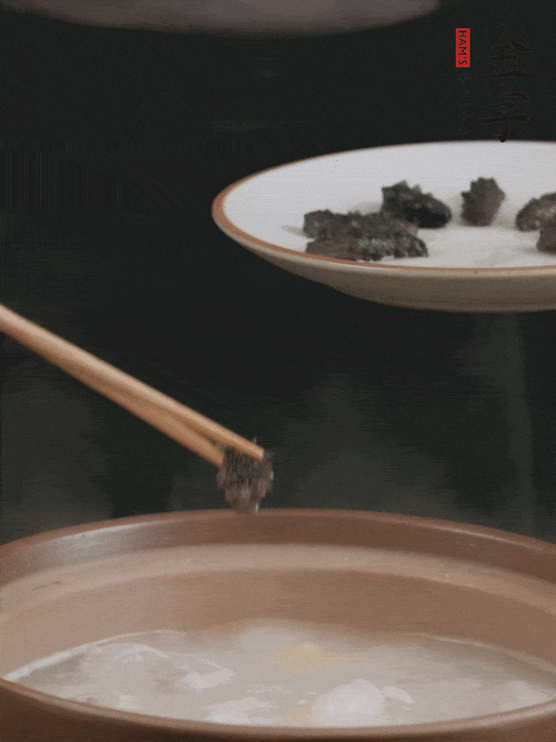 期間雞湯燉到80分鐘時，加小海參再燉10分鐘。