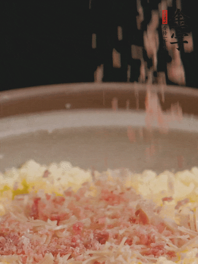 加雞湯沒過，放干貝絲、火腿末、小海參。