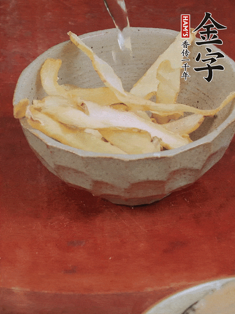 玉竹、花菇分別清水泡發(fā)。