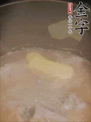 排骨洗凈，加生姜、黃酒焯水，溫水洗凈備用。