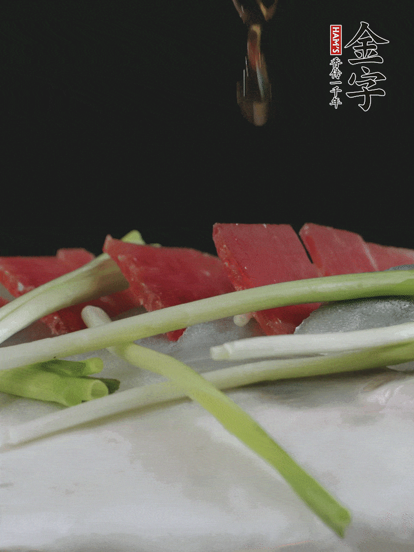 蔥白置于魚(yú)身，放適量豌豆，淋上花雕酒。