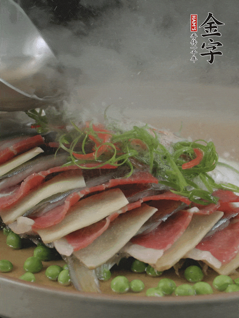 表面放上蔥絲、紅椒絲，淋上熱油。