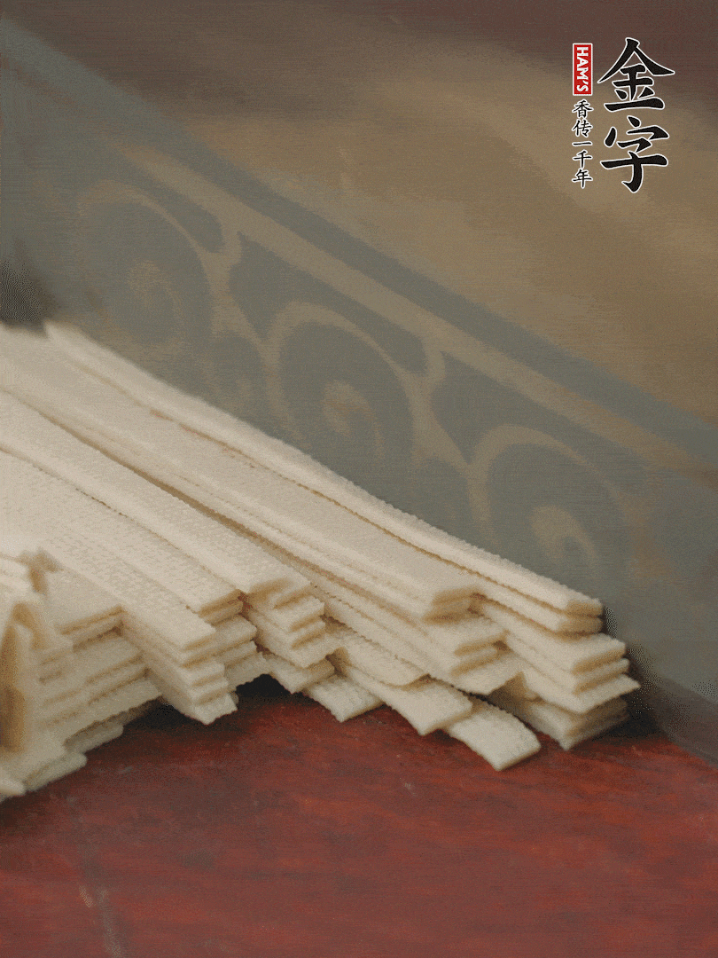 燉火腿期間，千張切細(xì)絲，白蘿卜去皮切細(xì)絲，蒜葉切細(xì)丁。