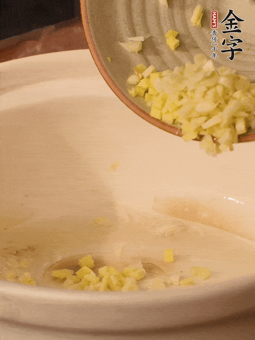 熱油下鍋，姜爆香。下冬瓜略微翻炒。