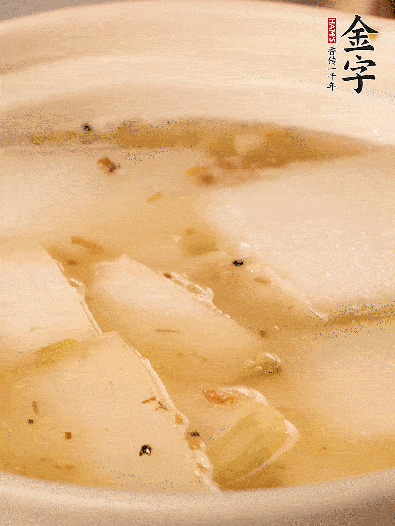 加入適量清水，再放咸肉，淋點(diǎn)黃酒添味。