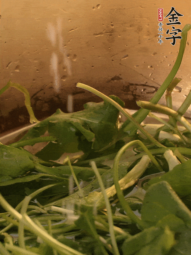 薺菜去掉根部，加小蘇打、鹽熱水沸騰燙軟。