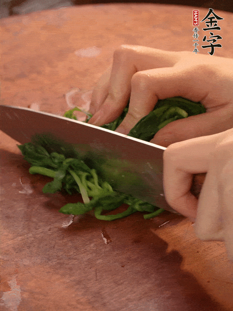 晾涼拽干水份，切碎備用。