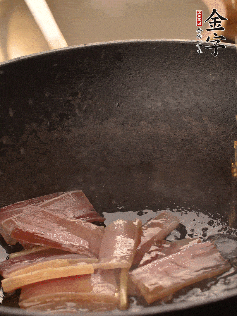 再下春筍繼續(xù)翻炒。