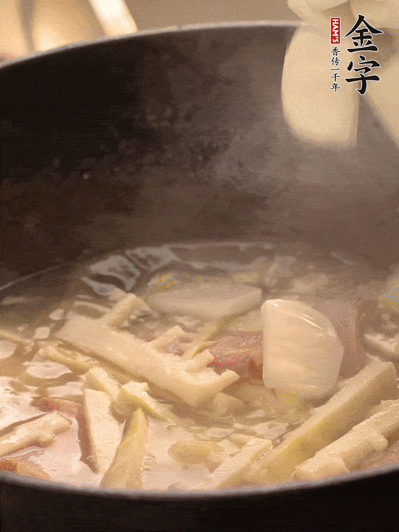 加一點開水后，放年糕燜2分鐘至軟。