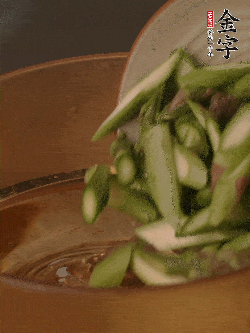 蘆筍、白玉菇焯水30秒備用。