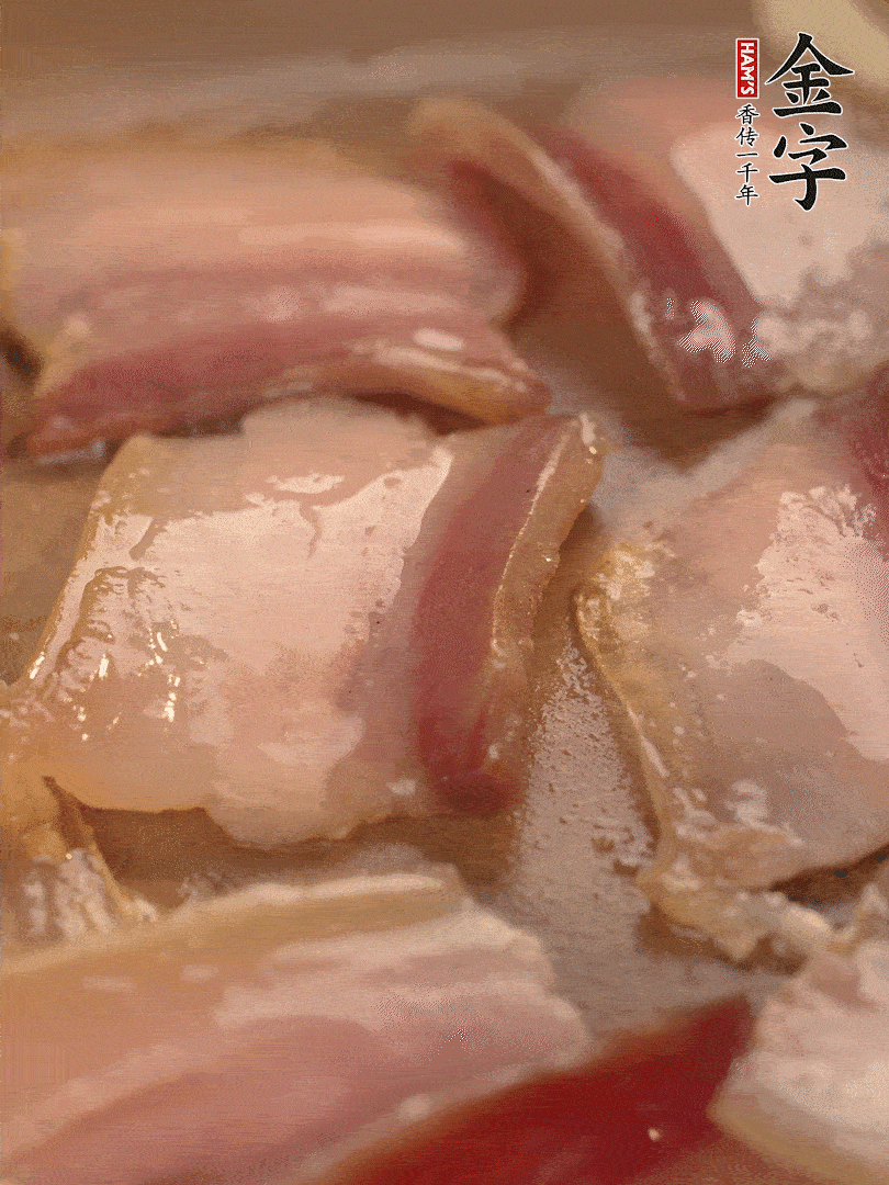 鍋中熱油煸香大蒜、咸肉。