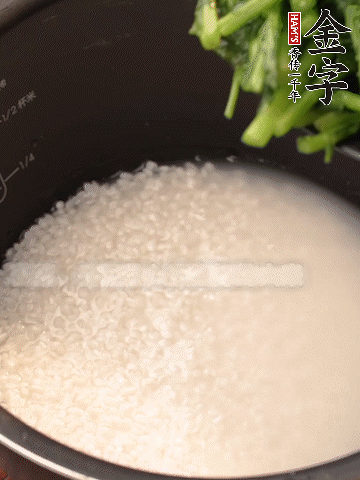 茼蒿、香腸放入浸泡好的大米，水沒過大米半指煮熟。