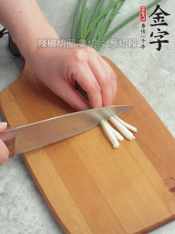 切好的咸肉鋪在碗邊，然后把千張放在中間。