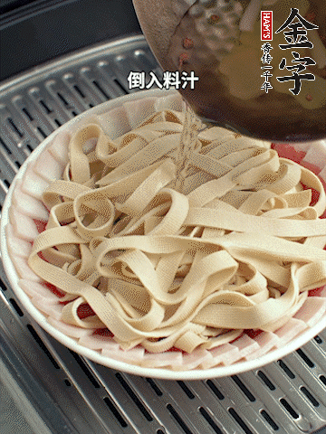 將料汁倒入食材中，改上保鮮膜蒸半小時。