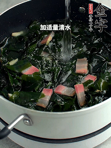 放入泡發(fā)好的裙帶菜翻炒一下，加適量清水燉煮。