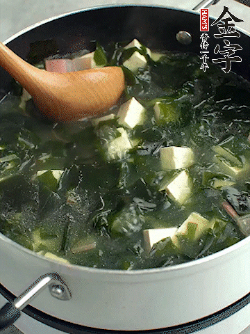 煮到沸騰后，再放入豆腐蓋蓋子煮3分鐘。