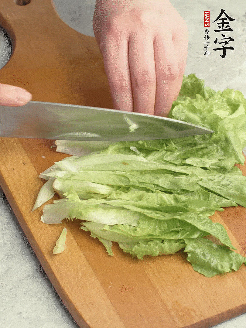 胡蘿卜、生菜、黃瓜切絲。