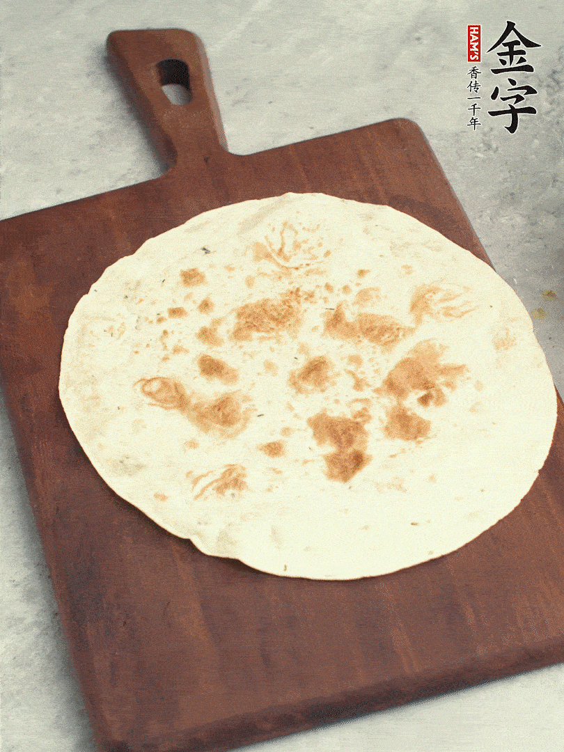 食材依次鋪在卷餅皮上，卷起來。