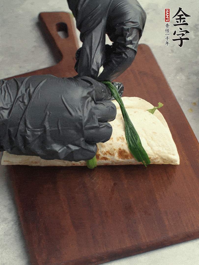 用焯過水的小蔥打結。