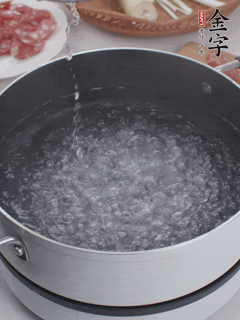 春筍去殼切片，焯水3分鐘。