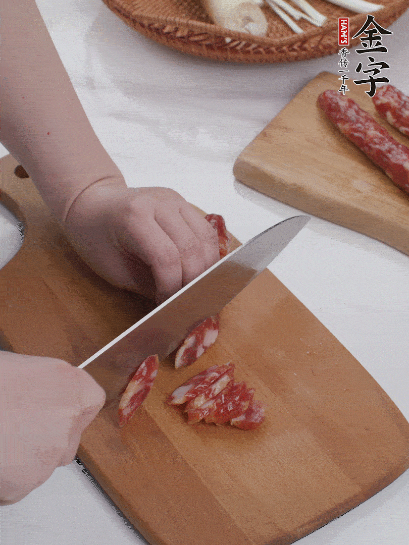 金字香腸切薄片。