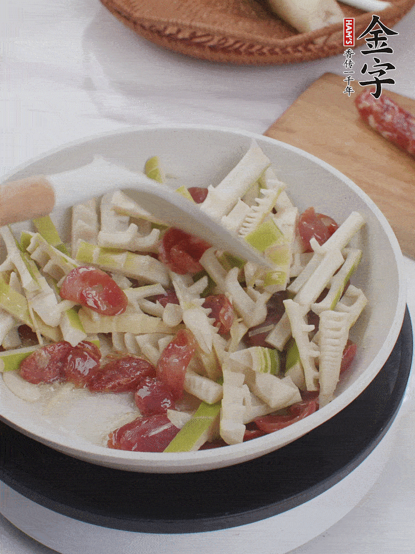 下春筍翻炒均勻，一小撮鹽調(diào)味。